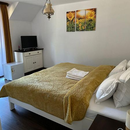 Conacul Muntii Bucovinei Hotel คัมพูลุง โมลโดเวเนสค์ ภายนอก รูปภาพ