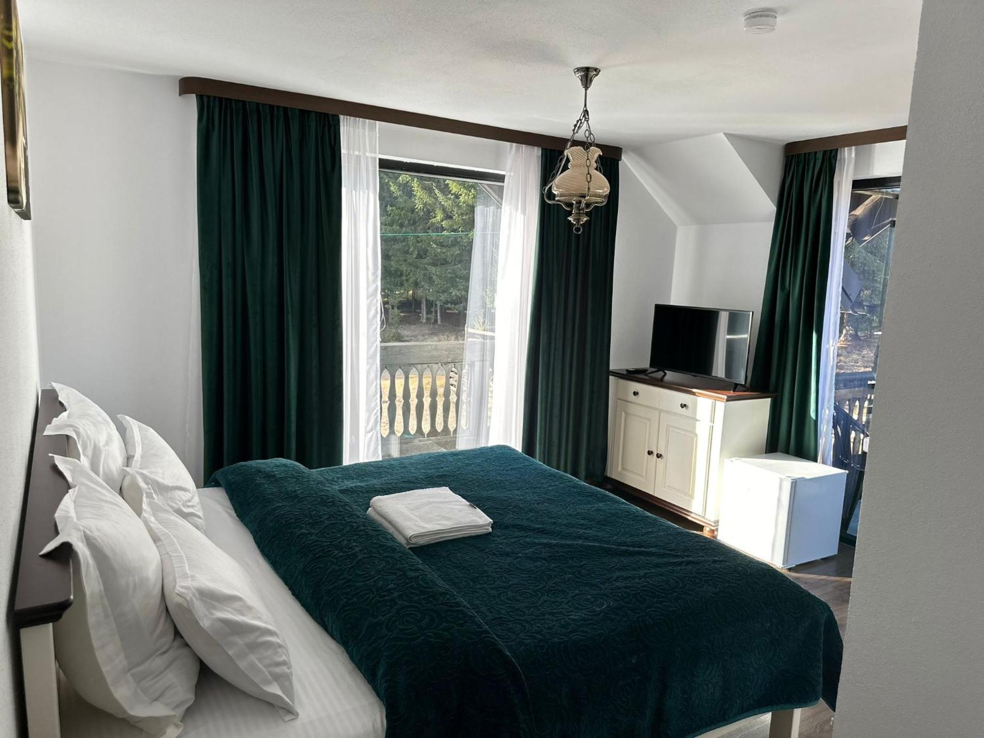 Conacul Muntii Bucovinei Hotel คัมพูลุง โมลโดเวเนสค์ ภายนอก รูปภาพ